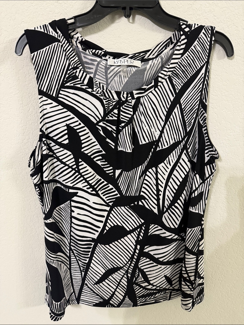 Kasper Black & White Graphic Print Sleeveless Tank
